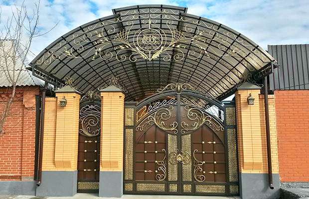 Купить или заказать ворота для дома с навесом - стильные и надежные решения для вашего участка в Ханты-Мансийске от 42122 руб | ВоротМастер-Хнт