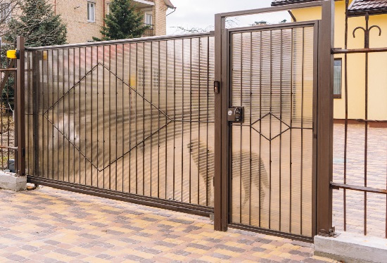 Купить ворота из профлиста с элементами ковки, с металлическими столбами в рамке или под дерево в Ханты-Мансийске от 155430 руб
